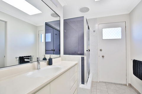 Neptune I Absolute Beachfront I Stunning Views - Accommodation Rockhampton 19