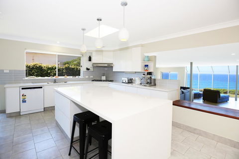 Neptune I Absolute Beachfront I Stunning Views - Accommodation Rockhampton 10