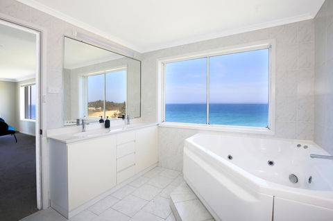 Neptune I Absolute Beachfront I Stunning Views - Accommodation Rockhampton 18