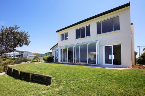 Neptune I Absolute Beachfront I Stunning Views - Accommodation Rockhampton 26
