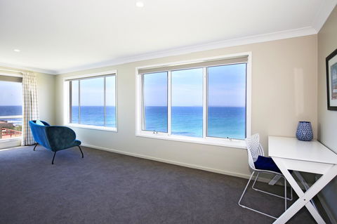 Neptune I Absolute Beachfront I Stunning Views - Accommodation Rockhampton 12