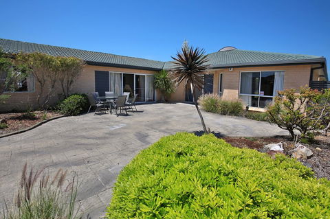 Neptune I Absolute Beachfront I Stunning Views - Accommodation Rockhampton 30