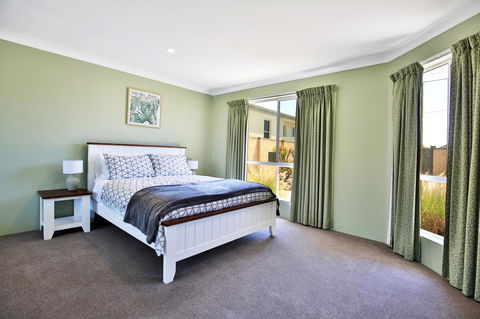 Neptune I Absolute Beachfront I Stunning Views - Accommodation Rockhampton 15