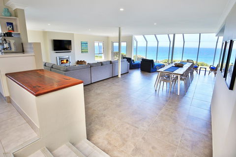 Neptune I Absolute Beachfront I Stunning Views - Accommodation Rockhampton 2