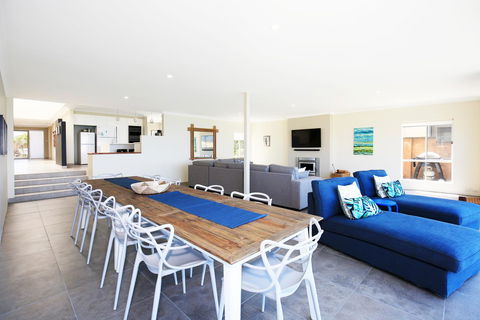 Neptune I Absolute Beachfront I Stunning Views - Accommodation Rockhampton 5