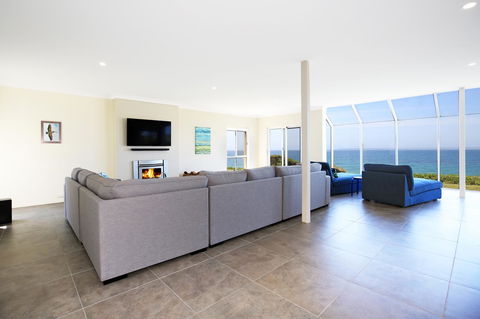 Neptune I Absolute Beachfront I Stunning Views - Accommodation Rockhampton 3