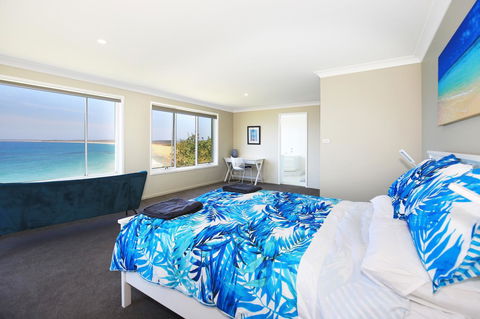Neptune I Absolute Beachfront I Stunning Views - Accommodation Rockhampton 11