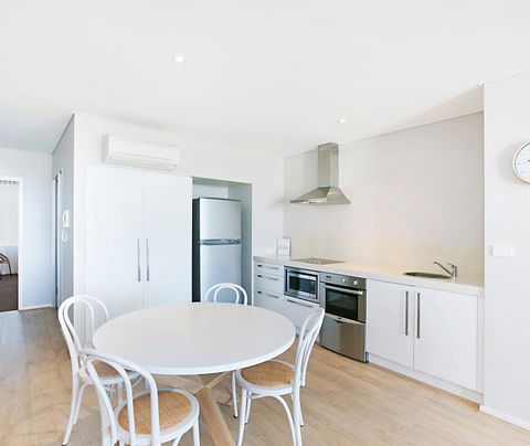 Oaks Nelson Bay Lure Suites - Accommodation Rockhampton 1