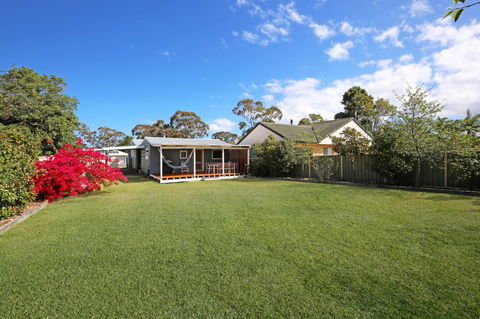 Hayes Beach House I Award Winner I 4 Mins To Beach - Accommodation Rockhampton 8