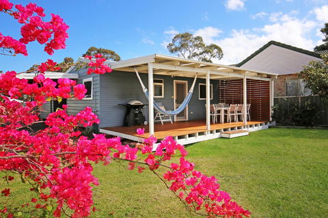Hayes Beach House I Award Winner I 4 Mins To Beach - Accommodation Rockhampton 0