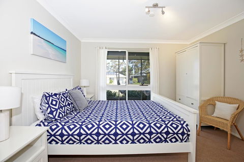 Hayes Beach House I Award Winner I 4 Mins To Beach - Accommodation Rockhampton 3