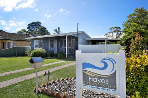 Hayes Beach House I Award Winner I 4 Mins To Beach - Accommodation Rockhampton 22