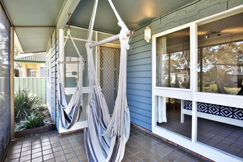 Hayes Beach House I Award Winner I 4 Mins To Beach - Accommodation Rockhampton 16