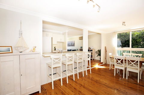 Hayes Beach House I Award Winner I 4 Mins To Beach - Accommodation Rockhampton 11