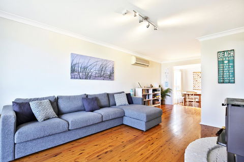 Hayes Beach House I Award Winner I 4 Mins To Beach - Accommodation Rockhampton 9