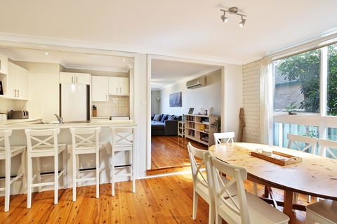 Hayes Beach House I Award Winner I 4 Mins To Beach - Accommodation Rockhampton 12
