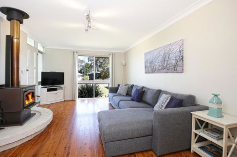 Hayes Beach House I Award Winner I 4 Mins To Beach - Accommodation Rockhampton 2