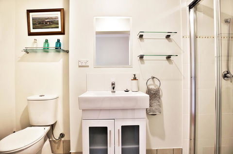 Hayes Beach House I Award Winner I 4 Mins To Beach - Accommodation Rockhampton 14