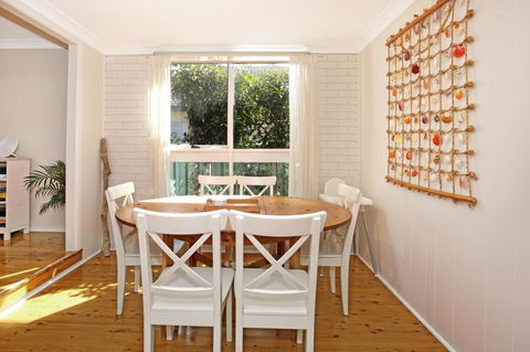 Hayes Beach House I Award Winner I 4 Mins To Beach - Accommodation Rockhampton 13