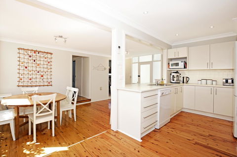 Hayes Beach House I Award Winner I 4 Mins To Beach - Accommodation Rockhampton 5