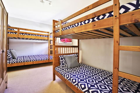 Hayes Beach House I Award Winner I 4 Mins To Beach - Accommodation Rockhampton 10