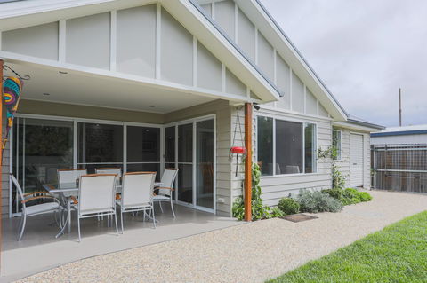 Armidale Cottage - House 2 - Accommodation Rockhampton 0
