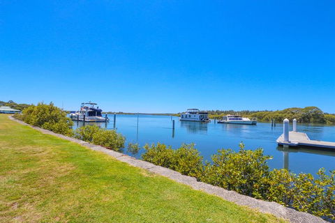 Boathouse Resort (Water Front) - Accommodation Rockhampton 7