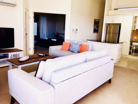 Boathouse Resort (Water Front) - Accommodation Rockhampton 9
