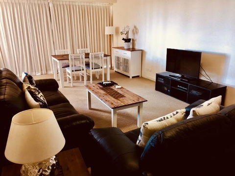Boathouse Resort (Water Front) - Accommodation Rockhampton 5