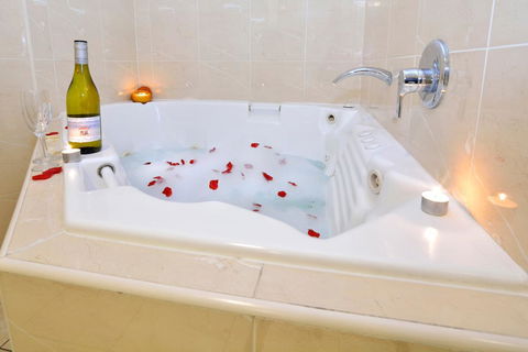 Boathouse Resort (Water Front) - Accommodation Rockhampton 18