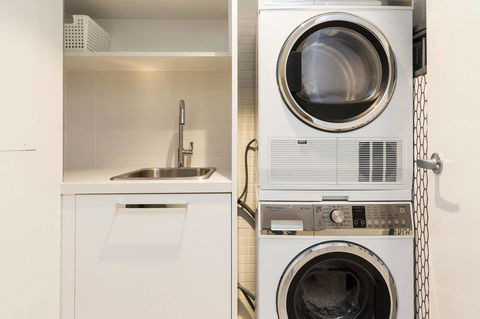 Nobbs Â· Executive 2 Storey Sydney Apartment With Pool - Accommodation Rockhampton 11