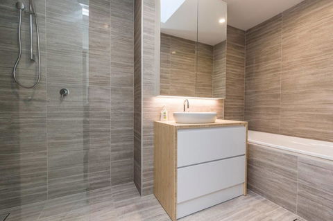 Nobbs Â· Executive 2 Storey Sydney Apartment With Pool - Accommodation Rockhampton 10