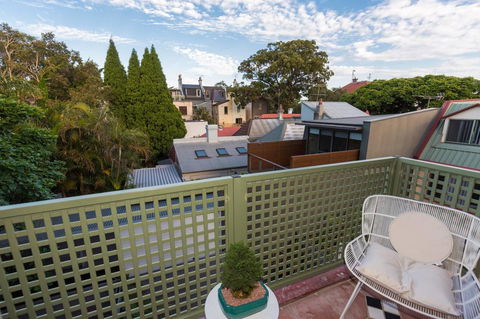 Nobbs Â· Executive 2 Storey Sydney Apartment With Pool - Accommodation Rockhampton 16