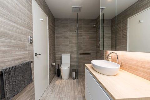 Nobbs Â· Executive 2 Storey Sydney Apartment With Pool - Accommodation Rockhampton 9