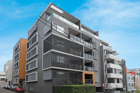 Large Light Luxe 3BDR 2BA Free Parking - Walk To Sydney Uni And RPA - Accommodation Rockhampton 11
