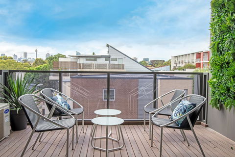 Large Light Luxe 3BDR 2BA Free Parking - Walk To Sydney Uni And RPA - Accommodation Rockhampton 4