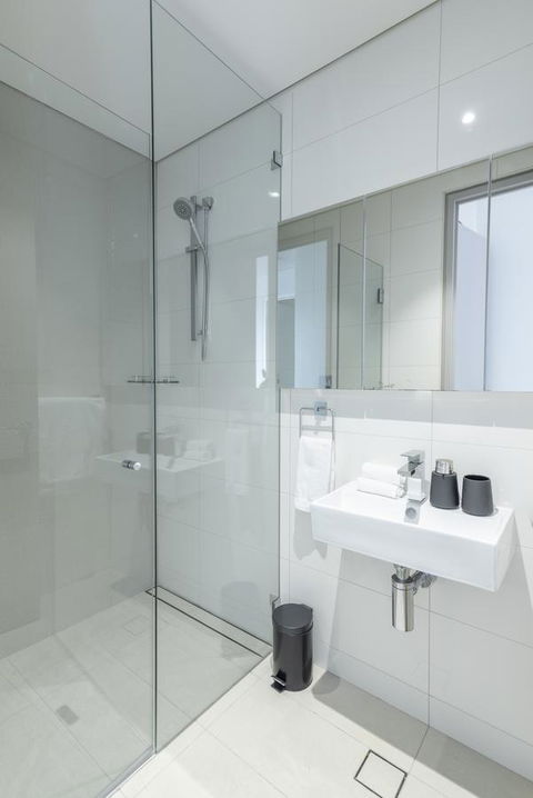 Large Light Luxe 3BDR 2BA Free Parking - Walk To Sydney Uni And RPA - Accommodation Rockhampton 8