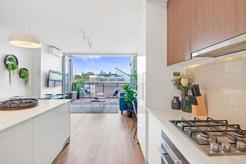 Large Light Luxe 3BDR 2BA Free Parking - Walk To Sydney Uni And RPA - Accommodation Rockhampton 0