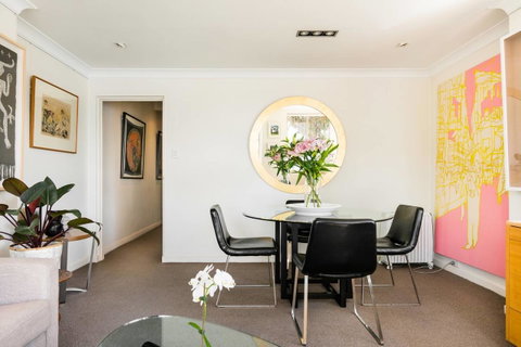 Waterfront Apartment Brimming With Inspirational Artwork - Accommodation Rockhampton 12