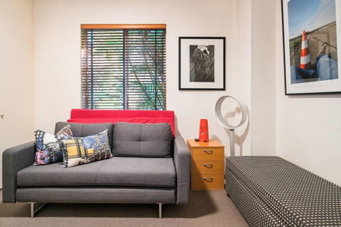 Waterfront Apartment Brimming With Inspirational Artwork - Accommodation Rockhampton 14