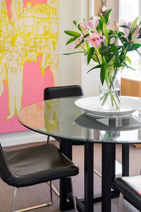 Waterfront Apartment Brimming With Inspirational Artwork - Accommodation Rockhampton 23