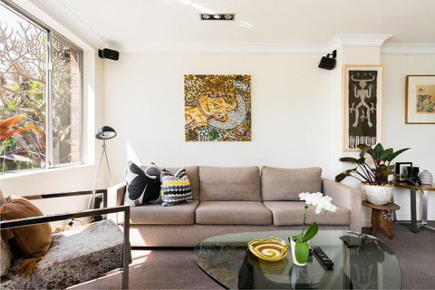Waterfront Apartment Brimming With Inspirational Artwork - Accommodation Rockhampton 19