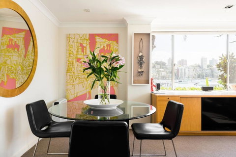 Waterfront Apartment Brimming With Inspirational Artwork - Accommodation Rockhampton 21