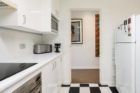 Waterfront Apartment Brimming With Inspirational Artwork - Accommodation Rockhampton 27
