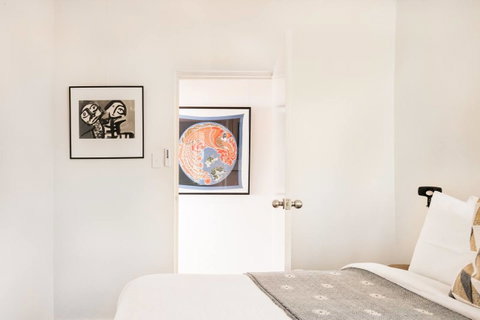 Waterfront Apartment Brimming With Inspirational Artwork - Accommodation Rockhampton 29