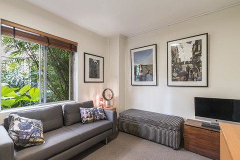 Waterfront Apartment Brimming With Inspirational Artwork - Accommodation Rockhampton 3