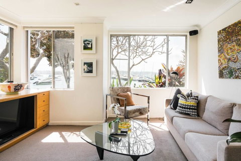 Waterfront Apartment Brimming With Inspirational Artwork - Accommodation Rockhampton 0