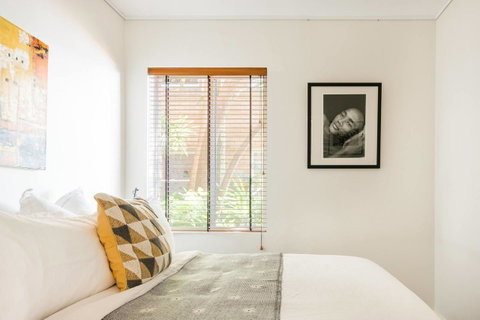 Waterfront Apartment Brimming With Inspirational Artwork - Accommodation Rockhampton 18