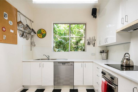 Waterfront Apartment Brimming With Inspirational Artwork - Accommodation Rockhampton 10