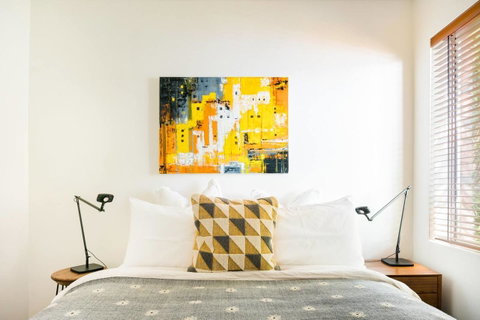 Waterfront Apartment Brimming With Inspirational Artwork - Accommodation Rockhampton 16
